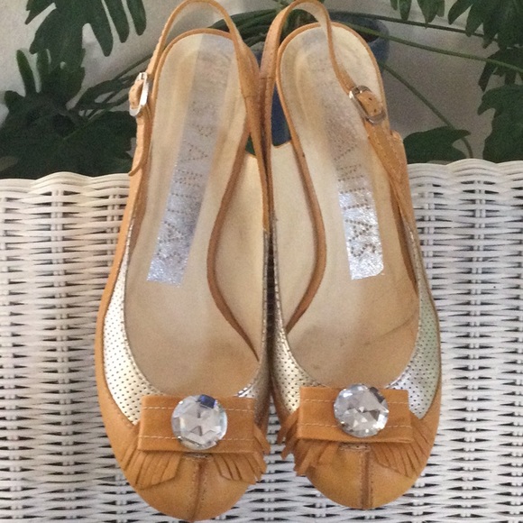 Fun, flirty gold & mustard Hispanitas slingback. 2 1/2” heel. Euro 38, 7 1/2 US - Picture 4 of 4